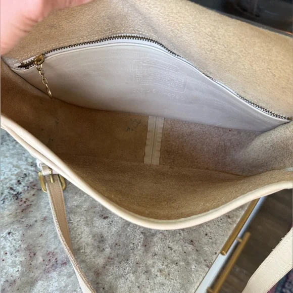 Vintage Coach Court Bag 9790| Cream Leather Crossbody Turnlock| USA Made - Picture 5 of 9
